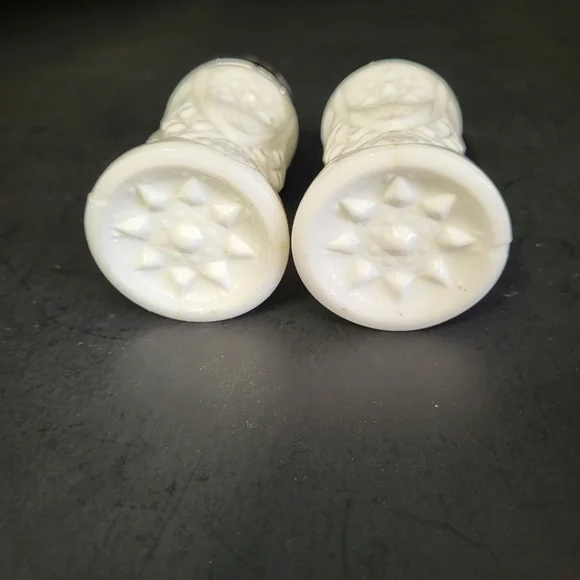 Vintage Kemple Yutec White Milk Glass Salt & Pepper shakers - Picture 2 of 2